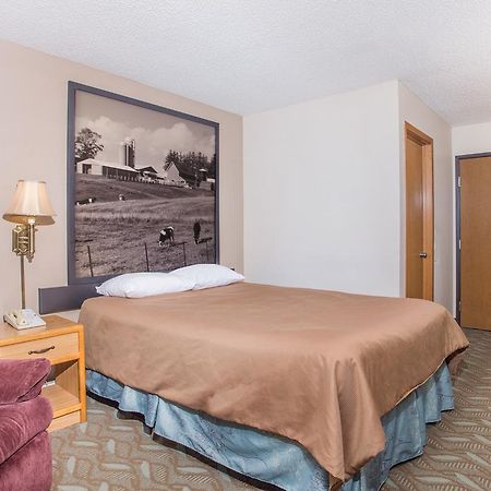 Hotel Super 8 By Wyndham Monroe Wi Esterno foto