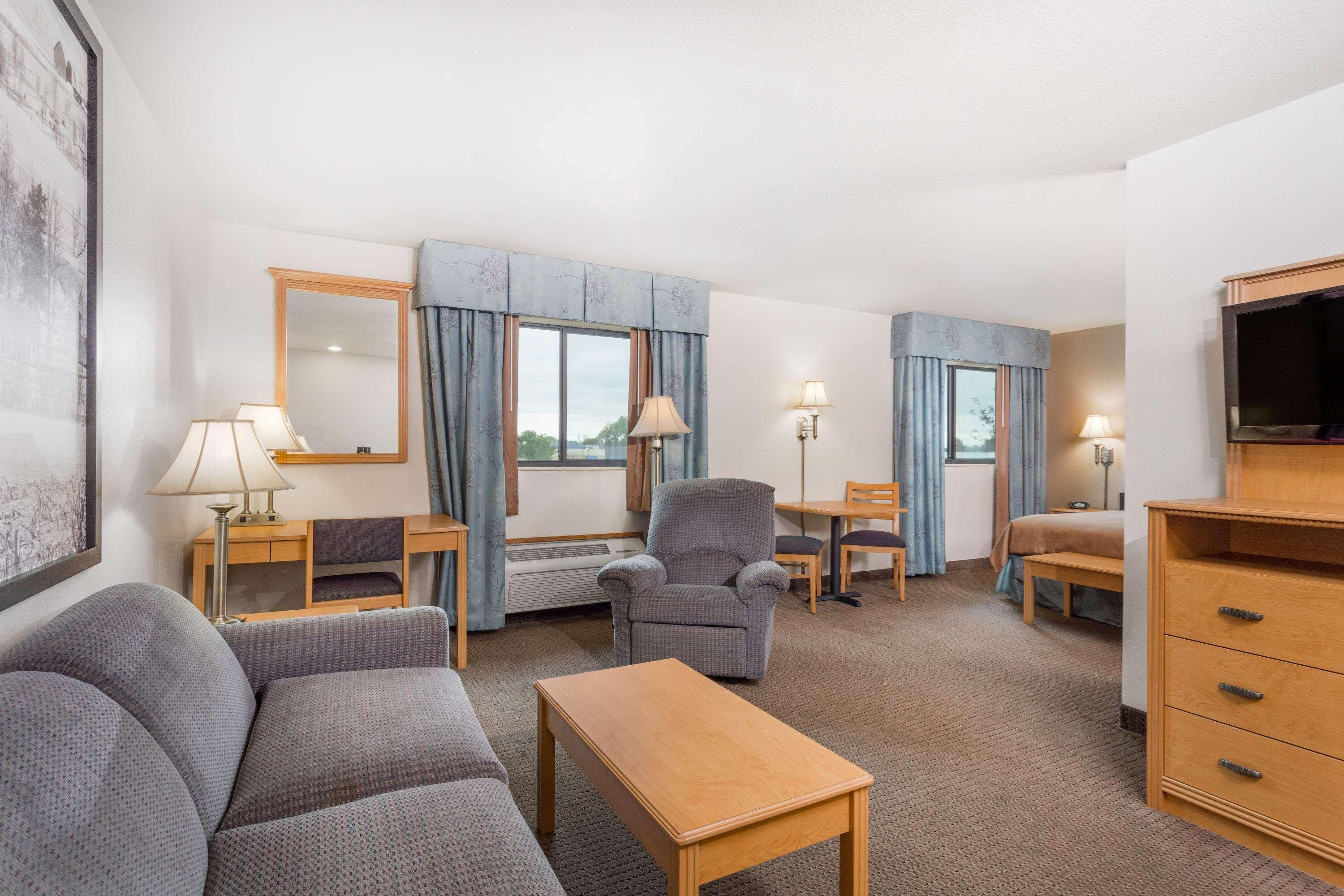 Hotel Super 8 By Wyndham Monroe Wi Esterno foto