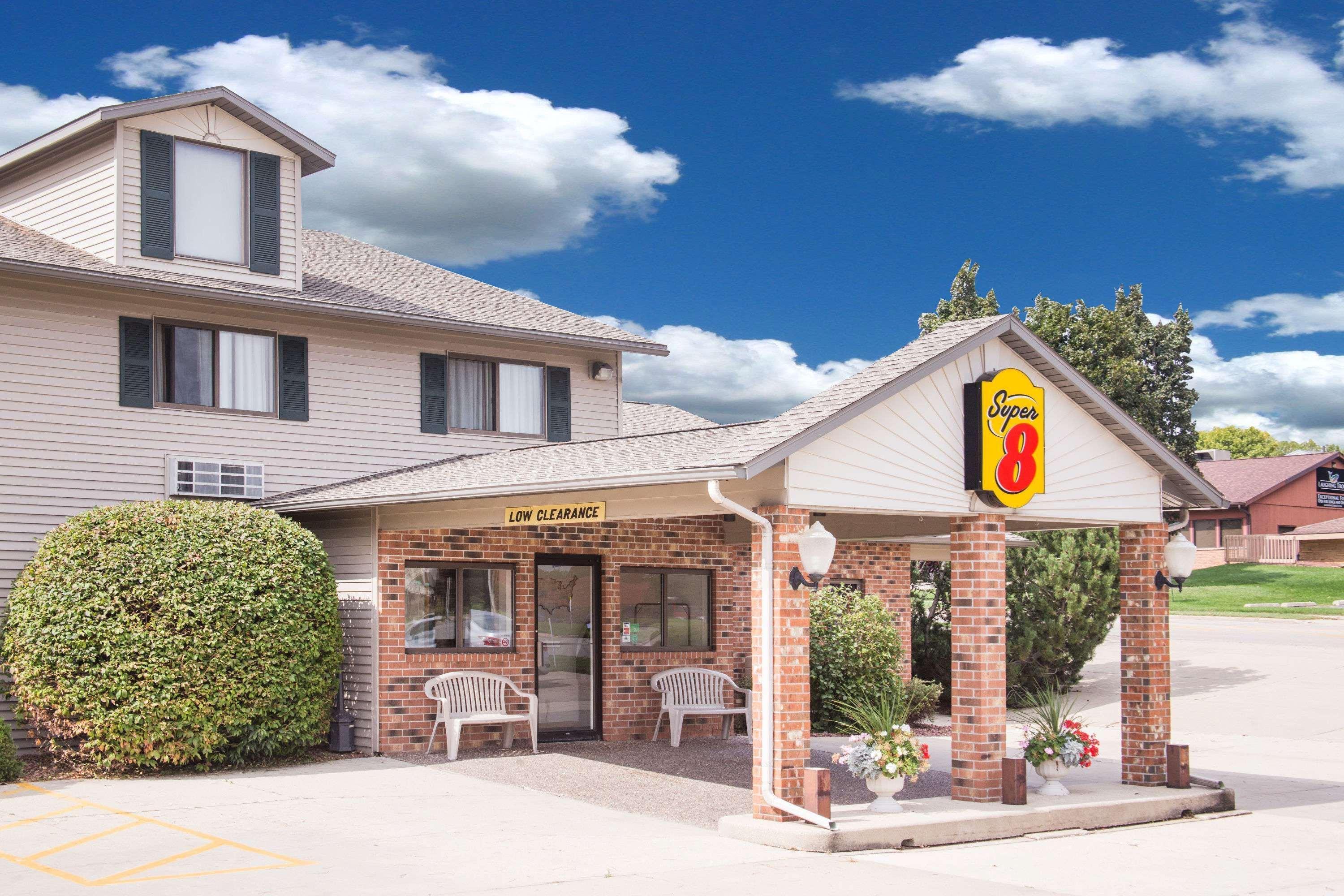 Hotel Super 8 By Wyndham Monroe Wi Esterno foto