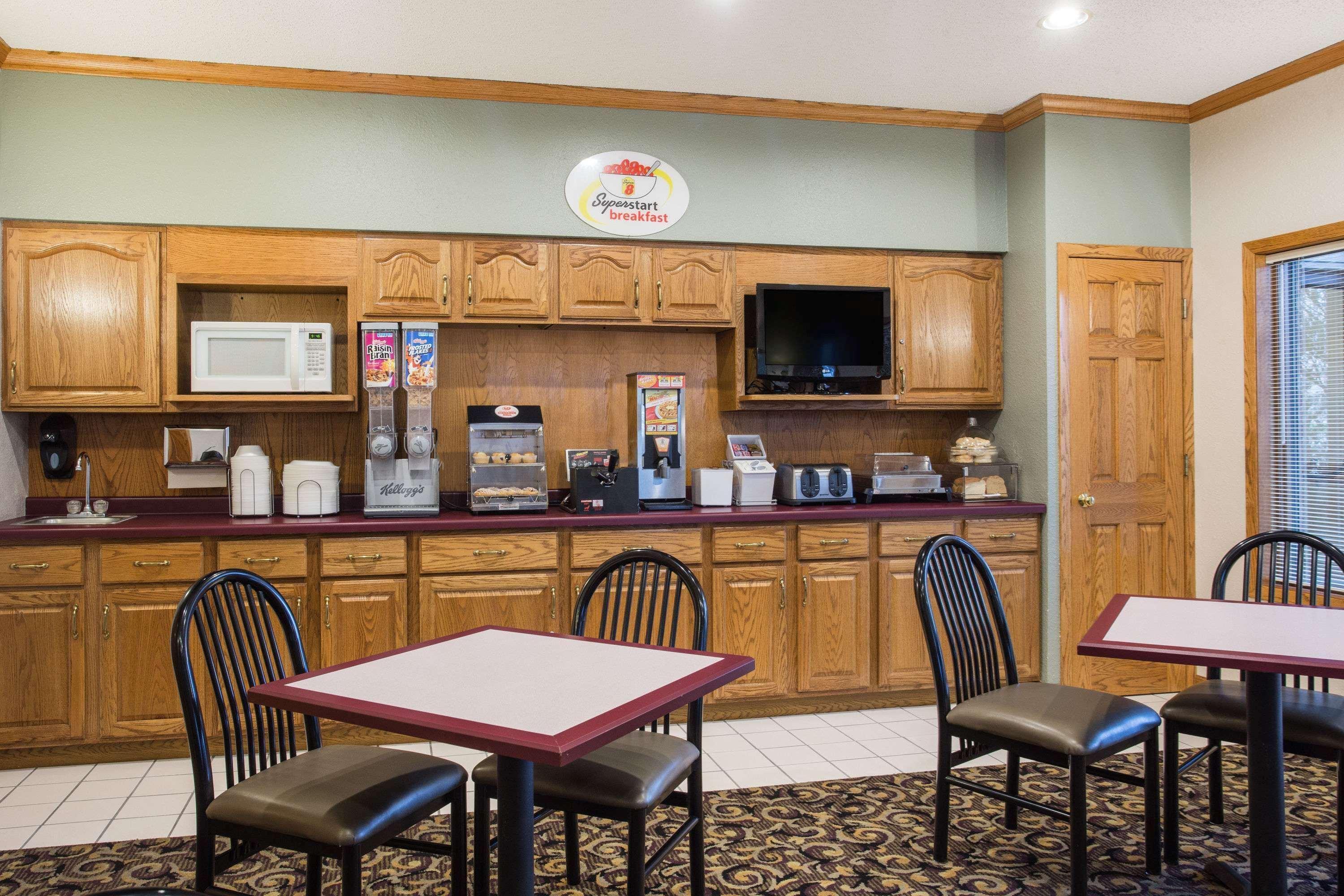 Hotel Super 8 By Wyndham Monroe Wi Esterno foto