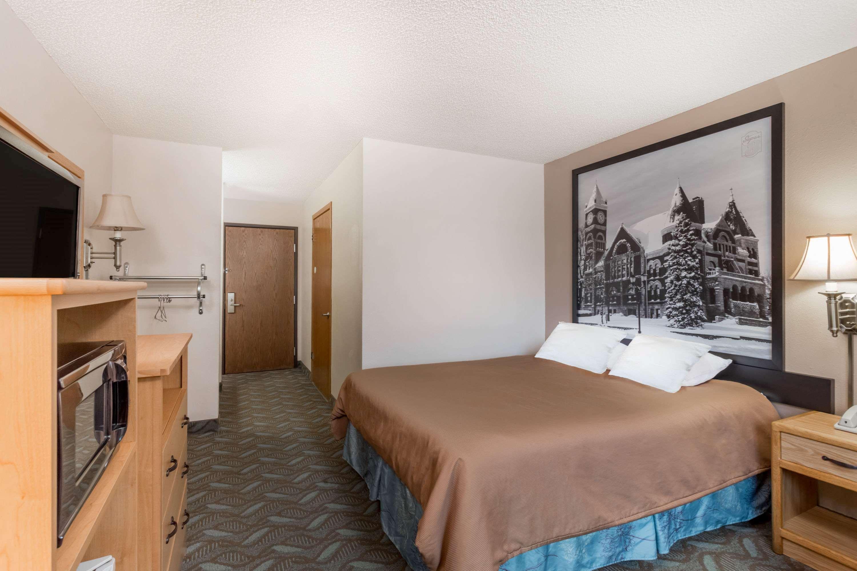 Hotel Super 8 By Wyndham Monroe Wi Esterno foto