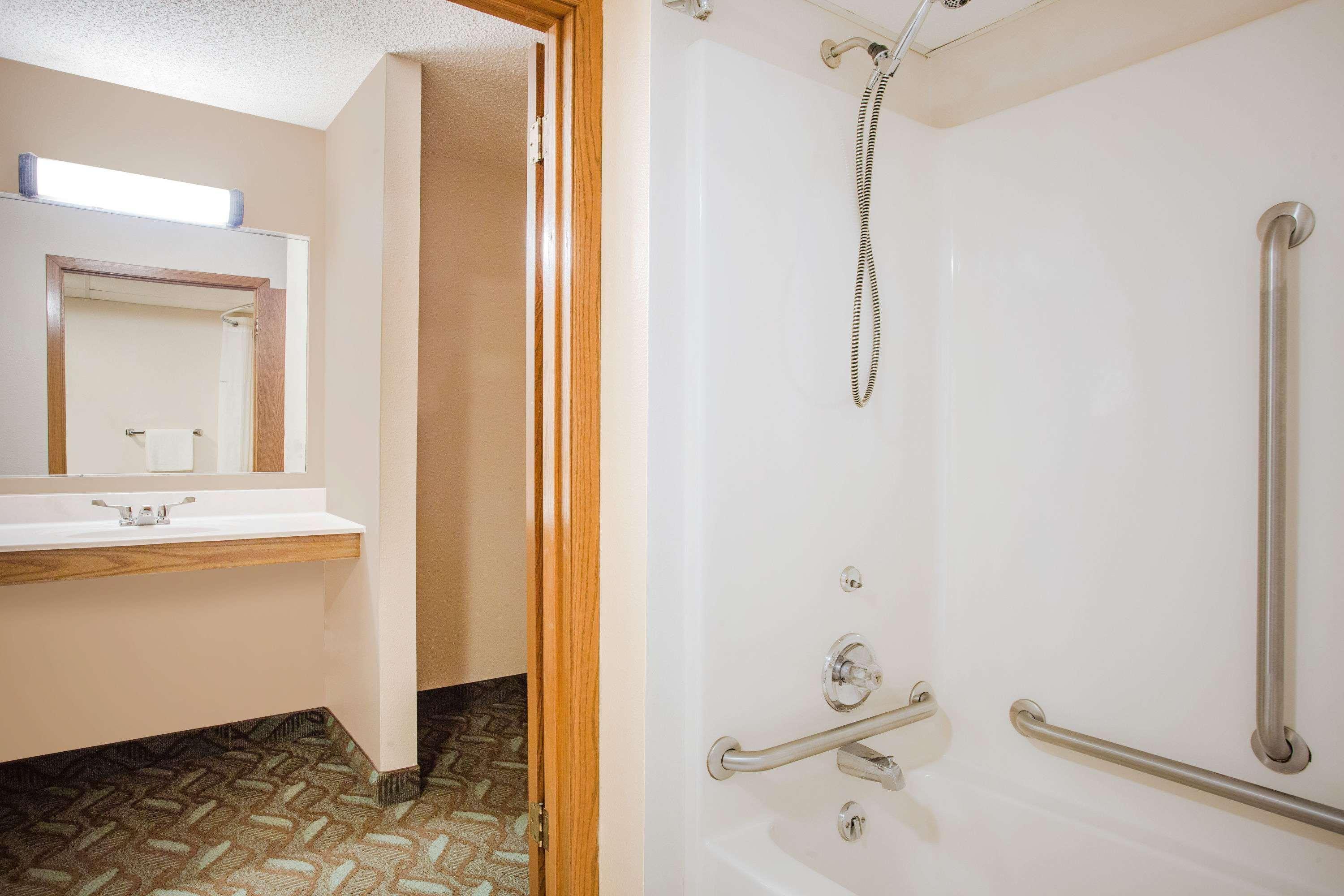 Hotel Super 8 By Wyndham Monroe Wi Esterno foto