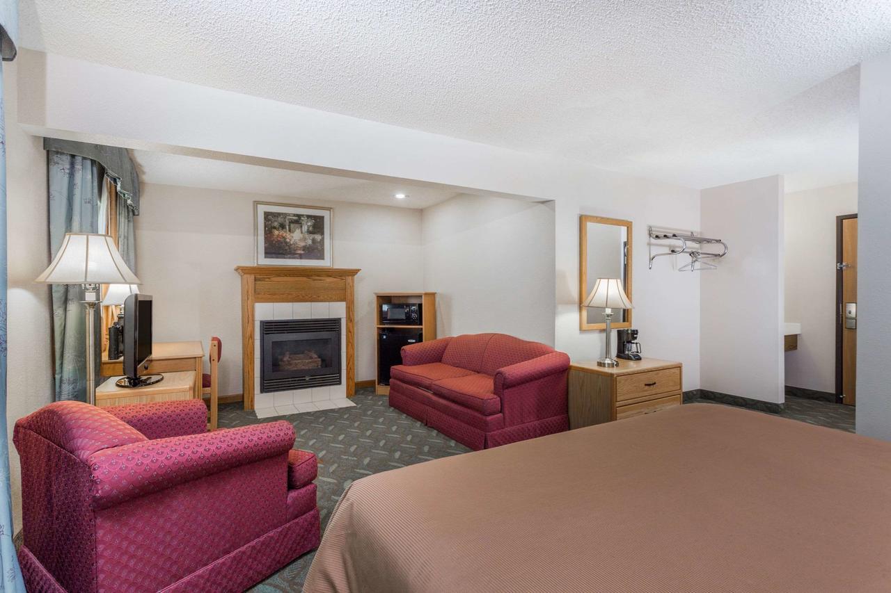 Hotel Super 8 By Wyndham Monroe Wi Esterno foto