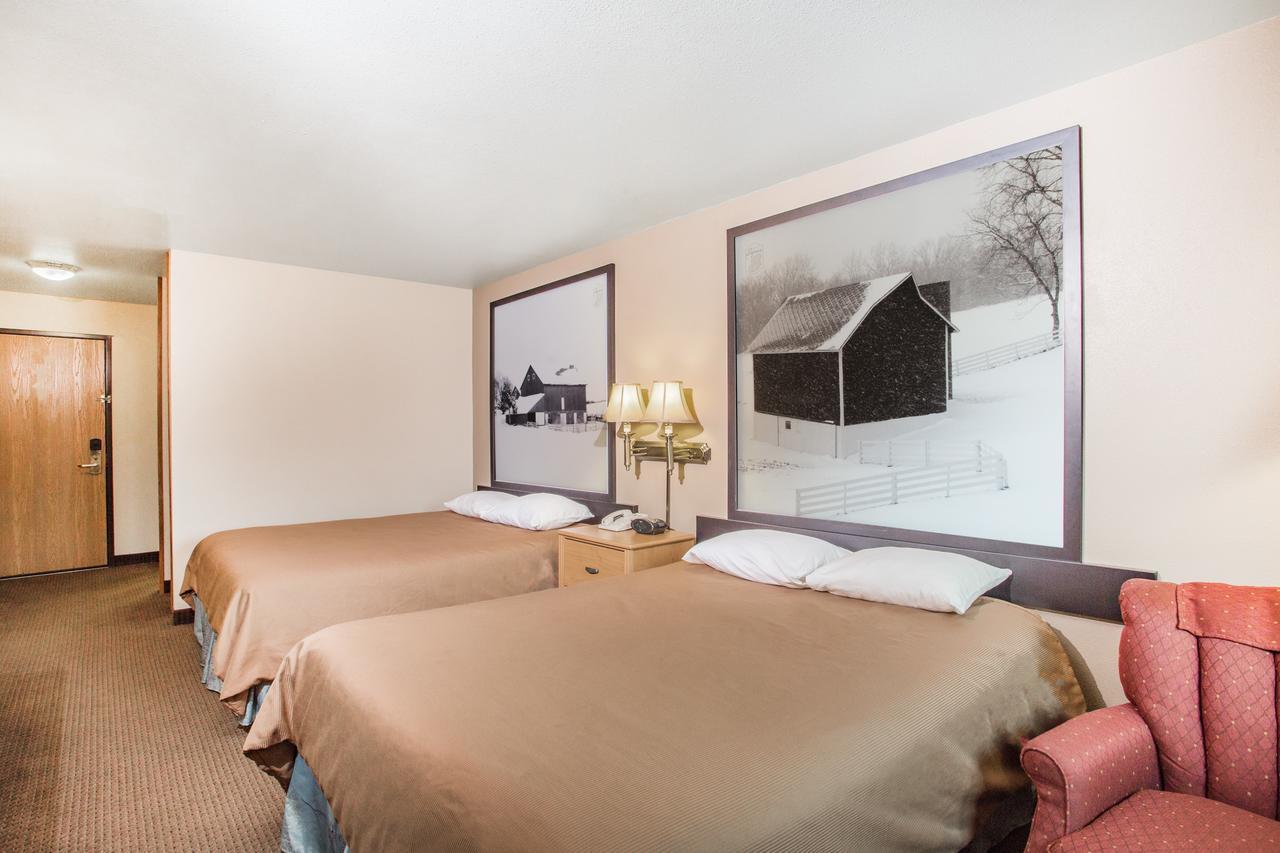 Hotel Super 8 By Wyndham Monroe Wi Esterno foto