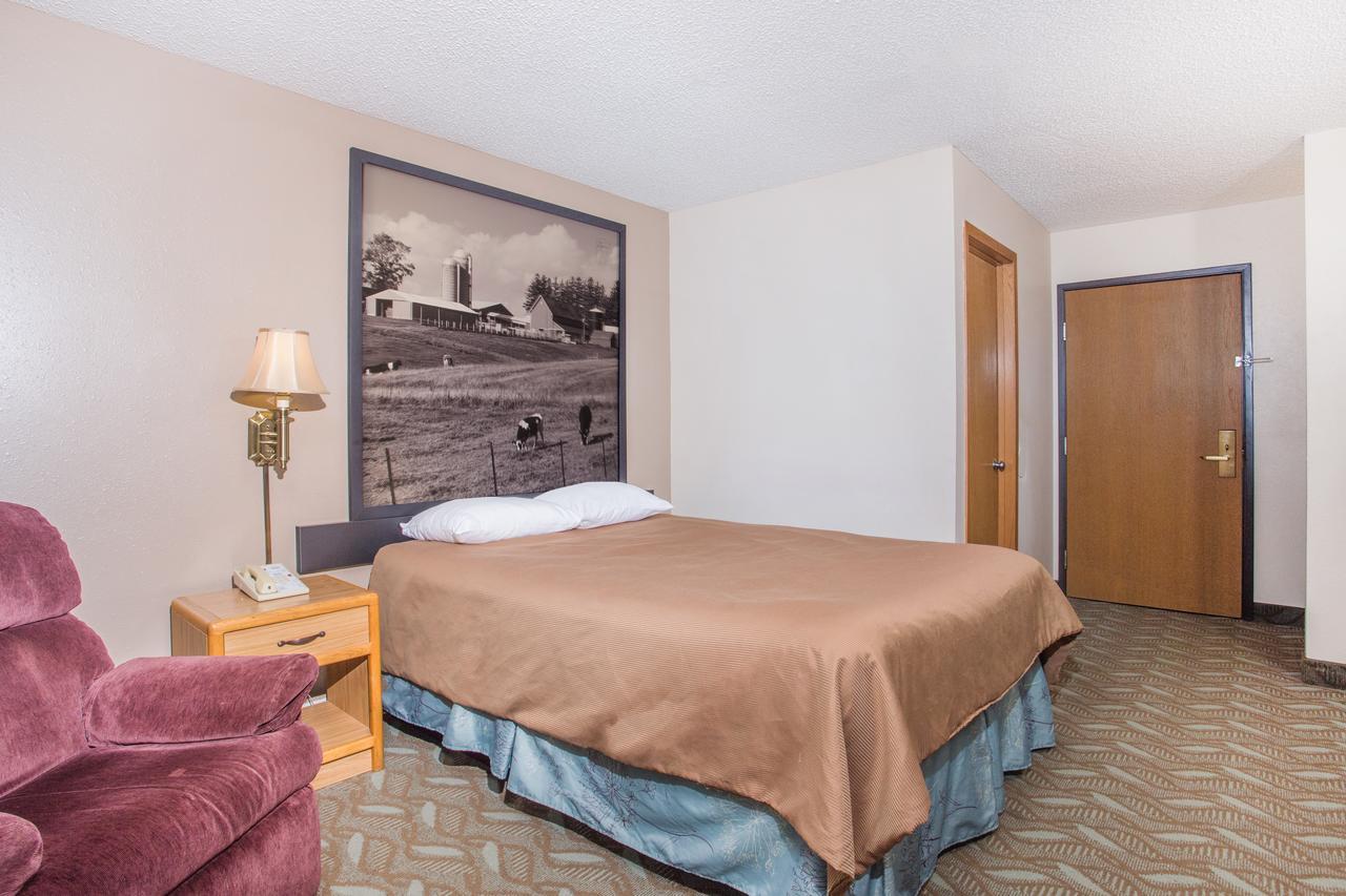 Hotel Super 8 By Wyndham Monroe Wi Esterno foto